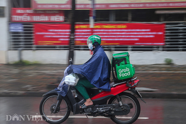 shipper doi mua dua hang ron rang tren duong pho ha noi hinh anh 6