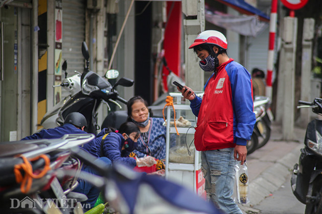 shipper doi mua dua hang ron rang tren duong pho ha noi hinh anh 8