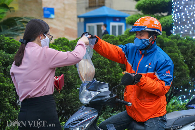 shipper doi mua dua hang ron rang tren duong pho ha noi hinh anh 9