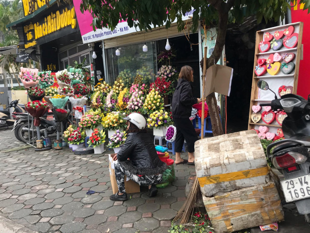 Thị trường Valentine: Trung tâm thương mại, cửa hàng vắng tanh vì virus corona