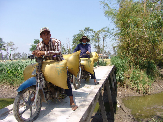 thu truong bo nnptnt khen lua dep, du bi han man bua vay hinh anh 2