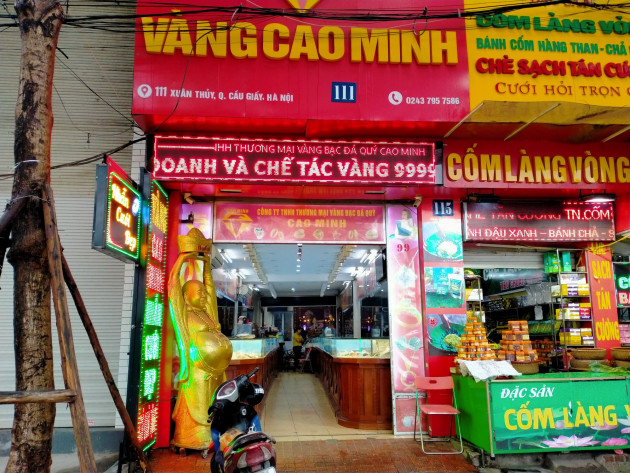 Tiệm vàng "vắng như chùa bà đanh" trong ngày đầu dỡ lệnh cách ly xã hội