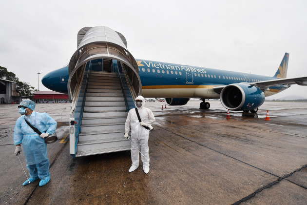 Tiếp viên Vietnam Airlines nhiễm Covid-19: Hành khách phải đeo khẩu trang, găng tay