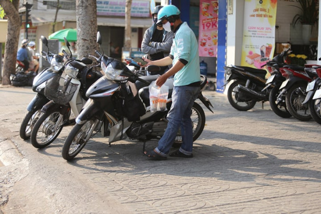 tp.hcm: bi tam dung hoat dong vi covid-19, nha hang treo bien "phuc vu tan noi" hinh anh 2