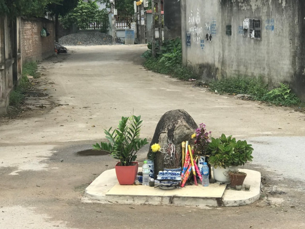 Vĩnh Phúc: Chuyện ly kỳ quanh hòn đá mọc giữa đường được cho là linh thiêng