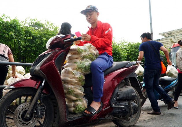 Clip: Dân Thủ đô đánh ô tô, SH đi... &#34;giải cứu&#34; củ cải - 12