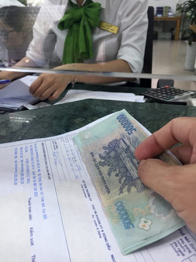 Ngân hàng vào cuộc đua tăng lãi suất huy động - 1