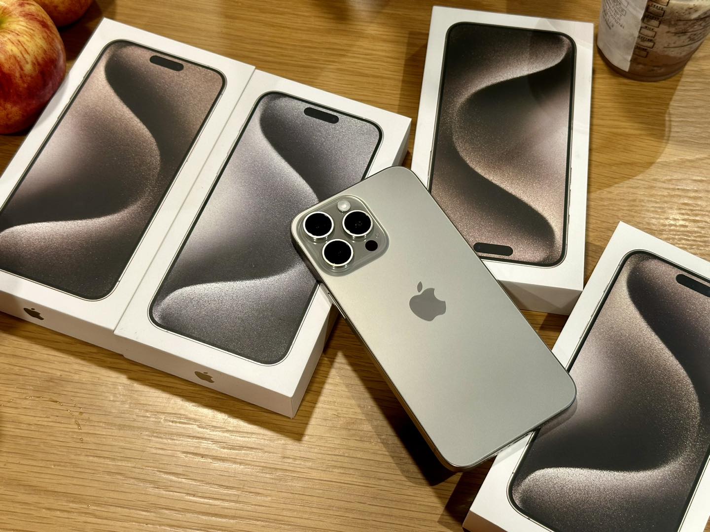 Mở hộp iPhone 15 Pro Max giá 70 triệu đồng tại Việt Nam - Ảnh 2