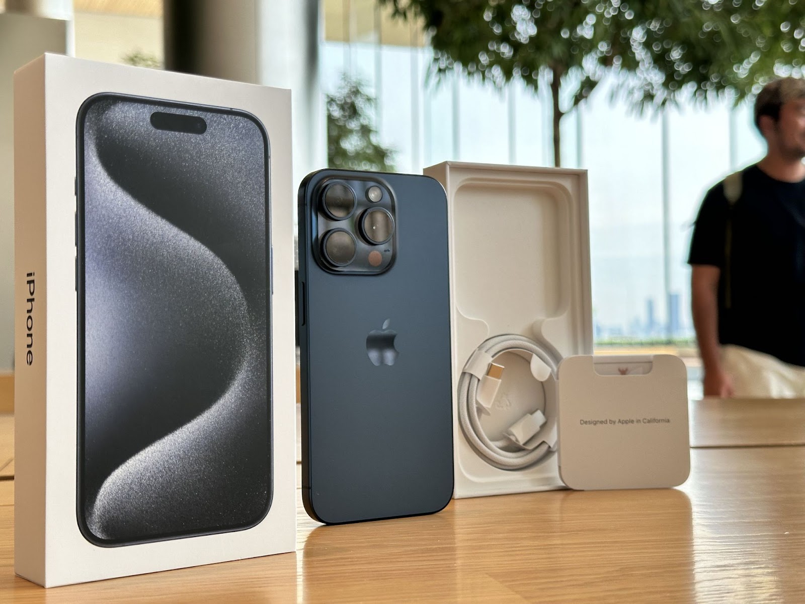 Mở hộp iPhone 15 Pro Max giá 70 triệu đồng tại Việt Nam - Ảnh 3