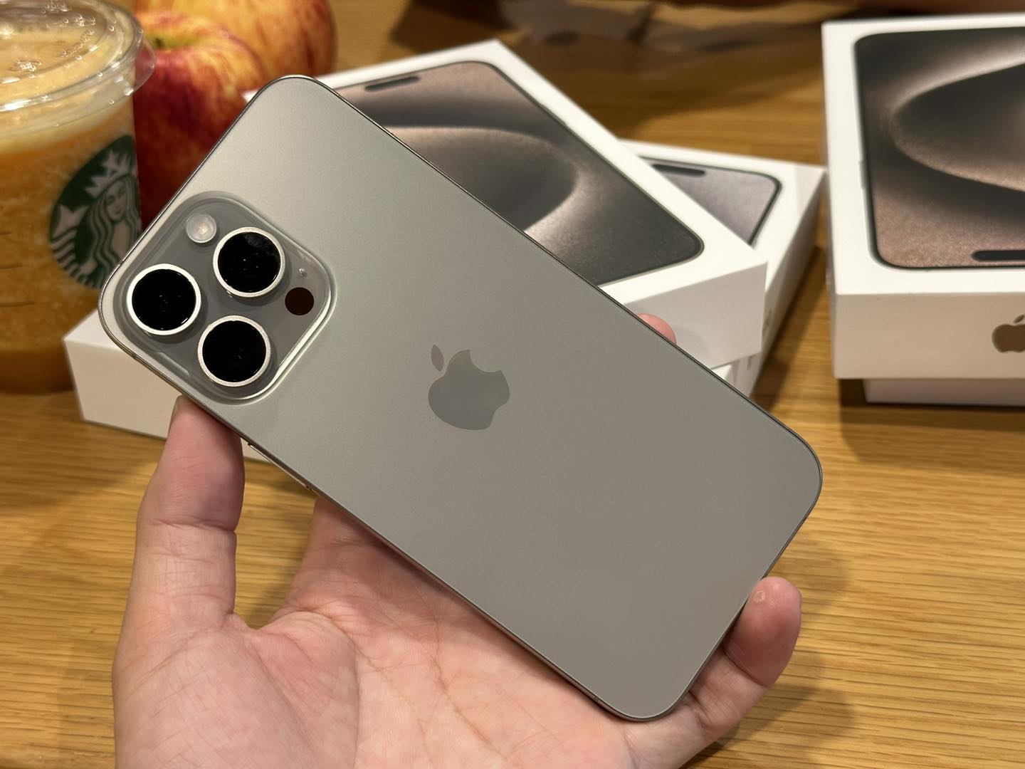 Mở hộp iPhone 15 Pro Max giá 70 triệu đồng tại Việt Nam - Ảnh 5