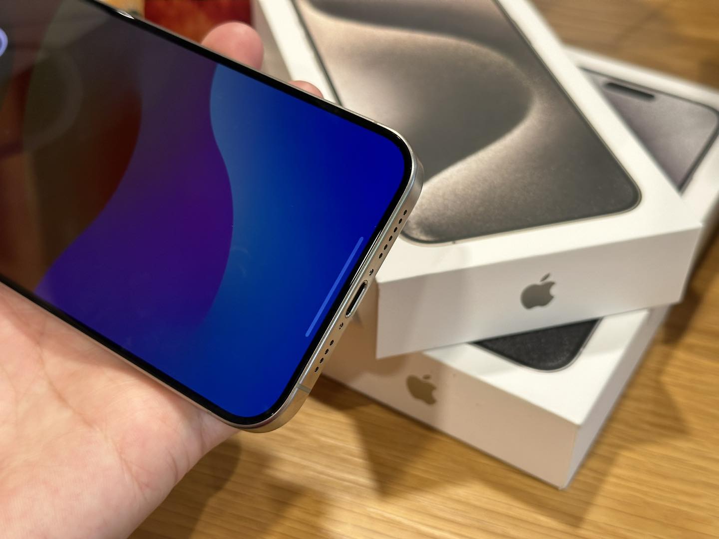 Mở hộp iPhone 15 Pro Max giá 70 triệu đồng tại Việt Nam - Ảnh 6
