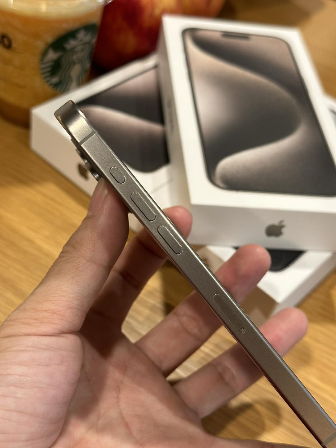 Mở hộp iPhone 15 Pro Max giá 70 triệu đồng tại Việt Nam - Ảnh 7
