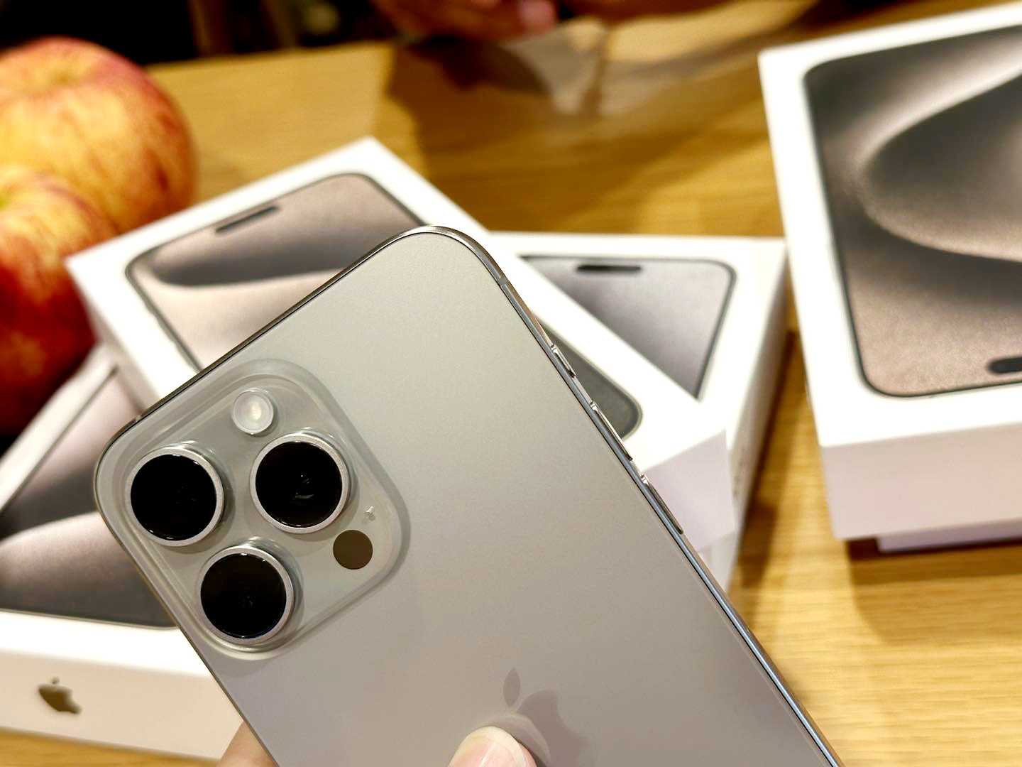 Mở hộp iPhone 15 Pro Max giá 70 triệu đồng tại Việt Nam - Ảnh 8