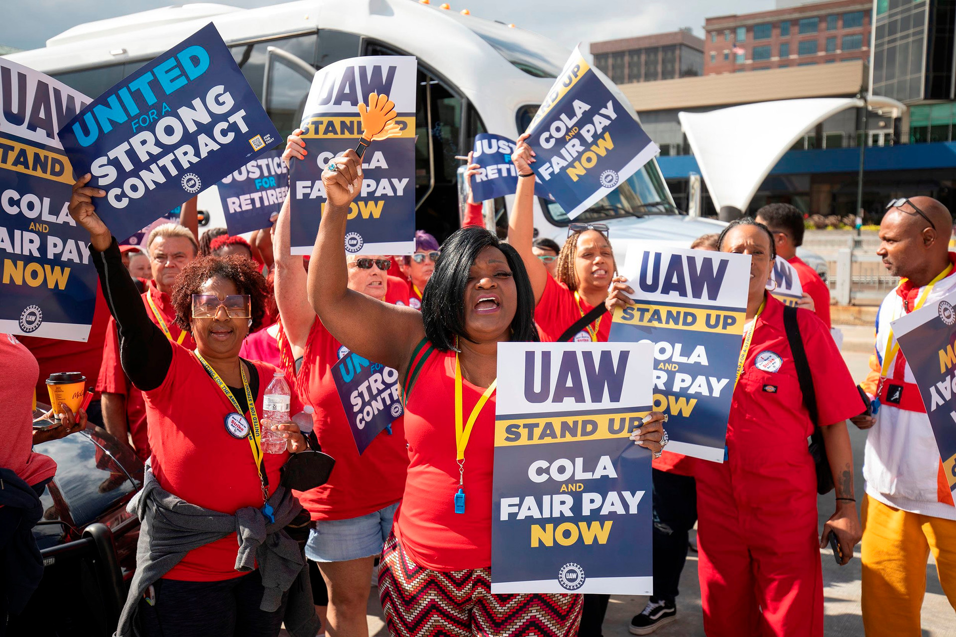 Ngành xe hơi Mỹ đau đầu với những lao động muốn được ‘tăng lương, nghỉ nhiều’ dù năng suất giảm tốc - Ảnh 5