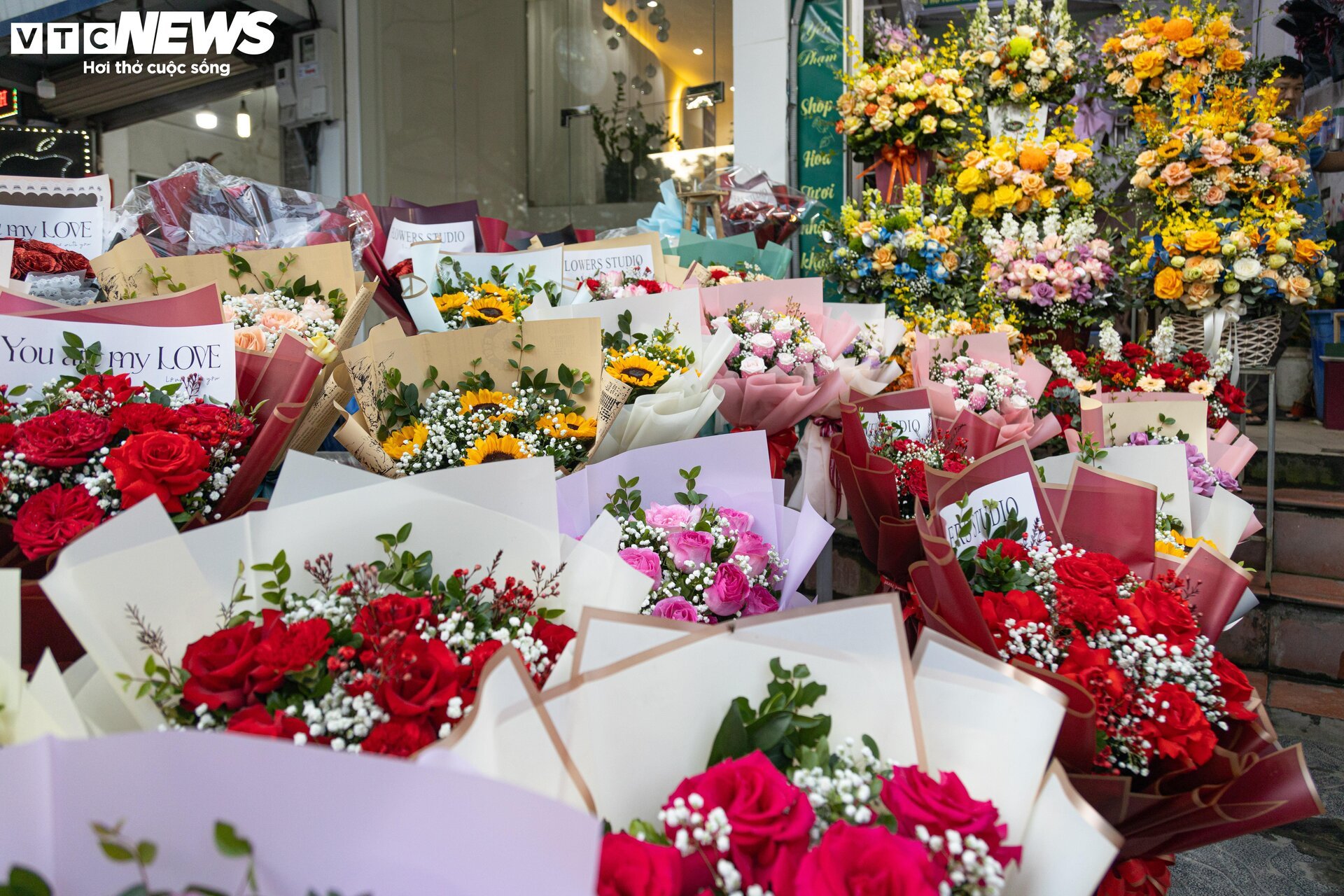 Giá hoa 20/11 tăng mạnh, nhiều cửa hàng vắng khách - Ảnh 1