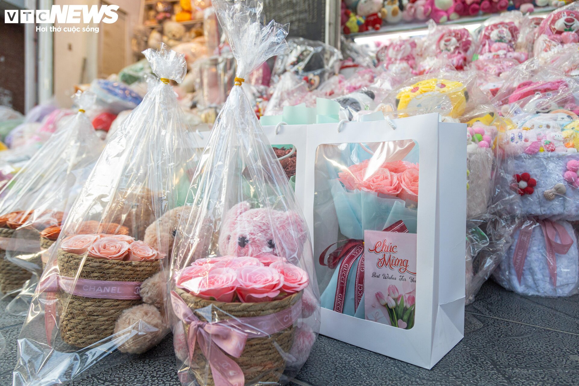 Giá hoa 20/11 tăng mạnh, nhiều cửa hàng vắng khách - Ảnh 16