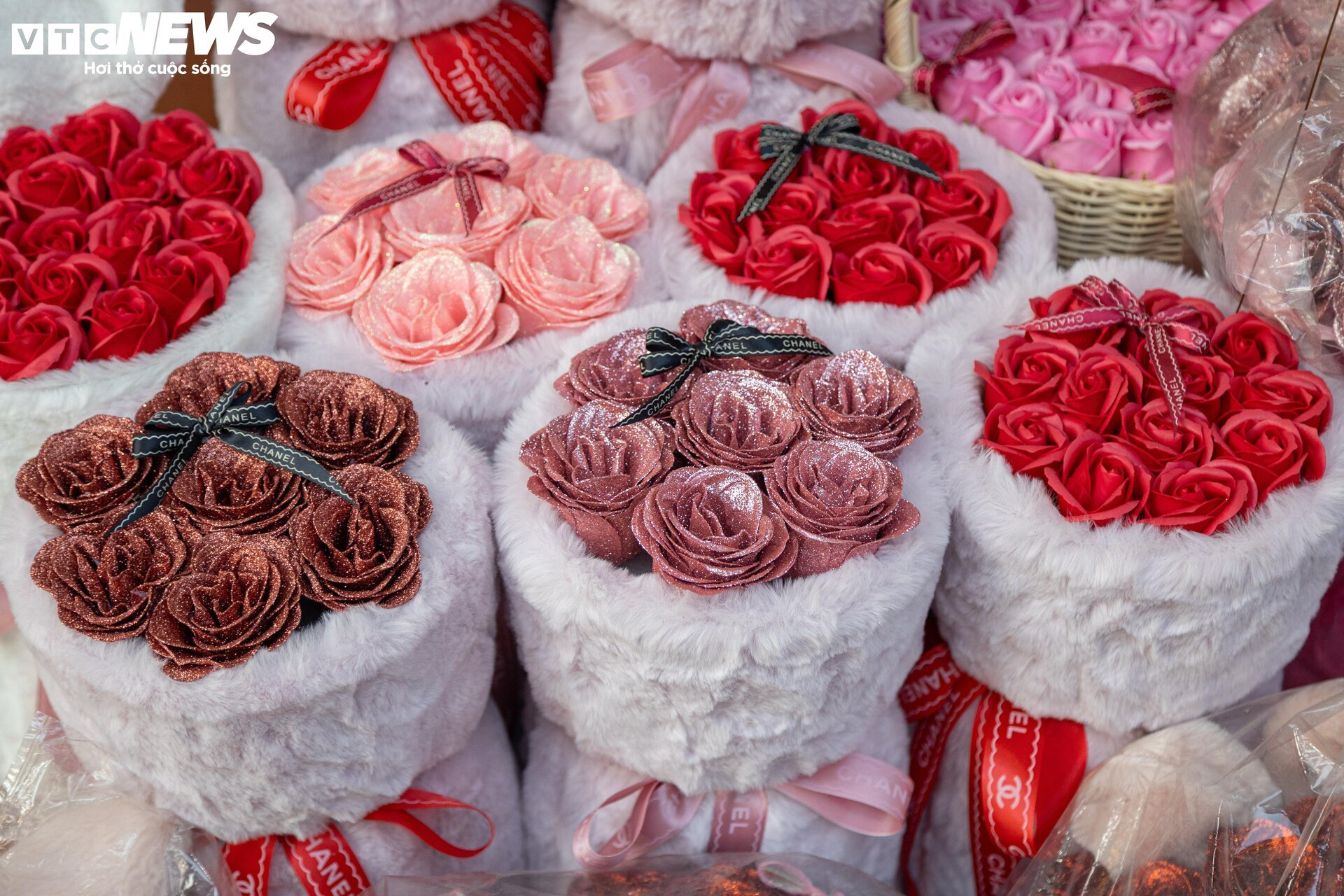 Giá hoa 20/11 tăng mạnh, nhiều cửa hàng vắng khách - Ảnh 17