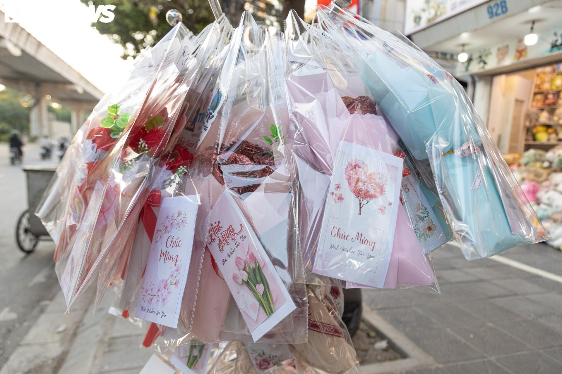 Giá hoa 20/11 tăng mạnh, nhiều cửa hàng vắng khách - Ảnh 18