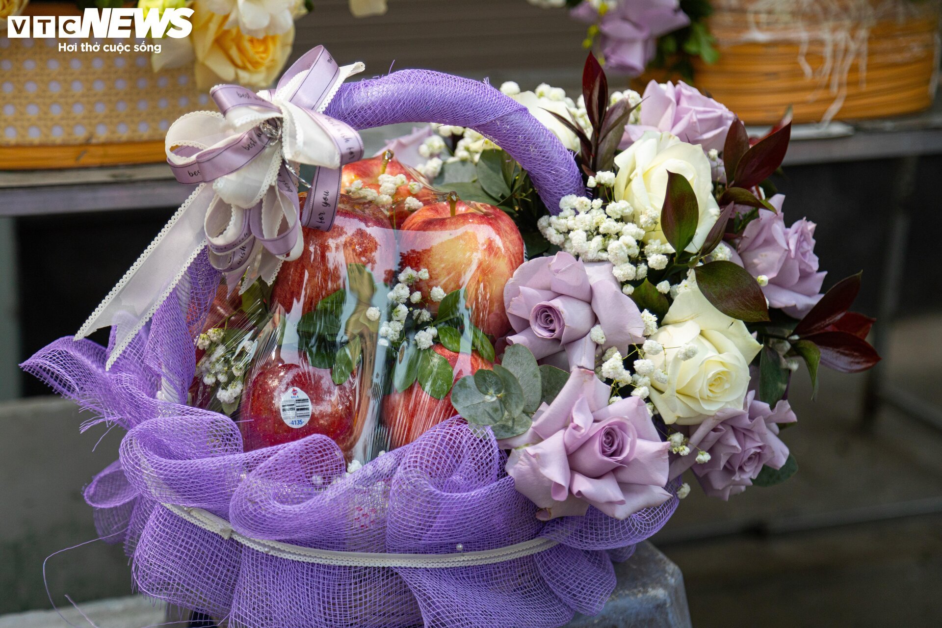 Giá hoa 20/11 tăng mạnh, nhiều cửa hàng vắng khách - Ảnh 9