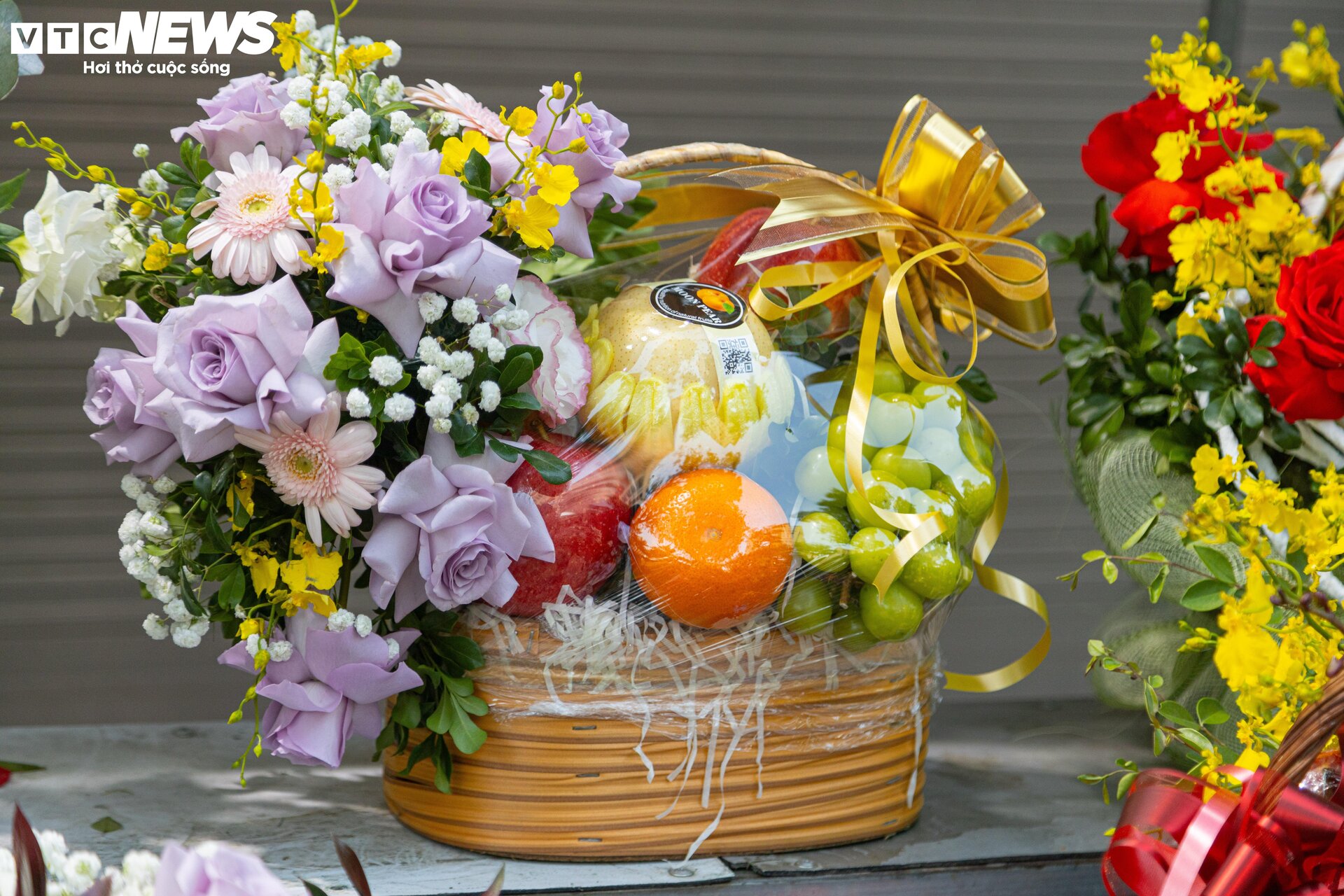 Giá hoa 20/11 tăng mạnh, nhiều cửa hàng vắng khách - Ảnh 10