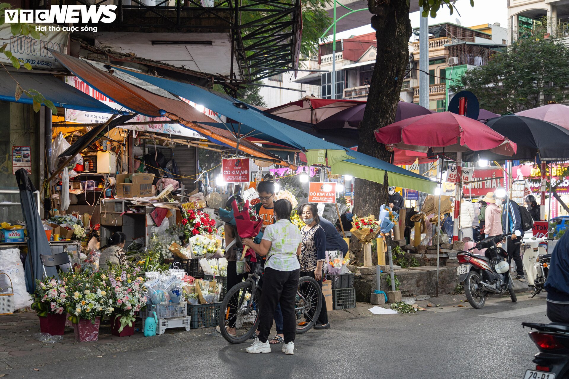Giá hoa 20/11 tăng mạnh, nhiều cửa hàng vắng khách - Ảnh 14