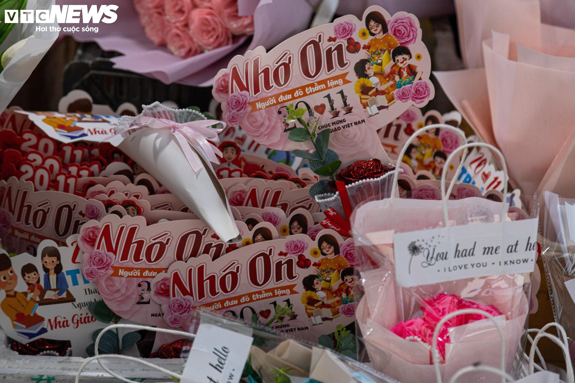 Giá hoa 20/11 tăng mạnh, nhiều cửa hàng vắng khách - Ảnh 13