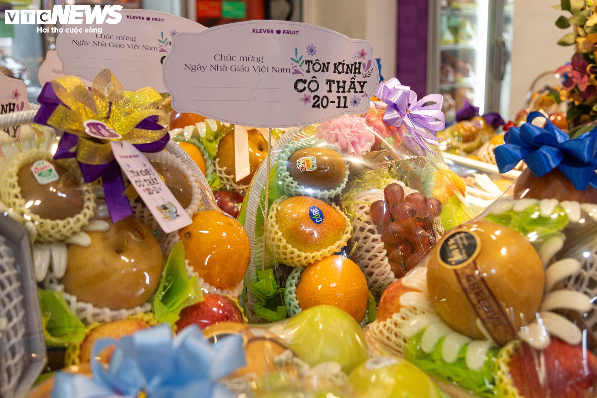 Giá hoa 20/11 tăng mạnh, nhiều cửa hàng vắng khách - Ảnh 11