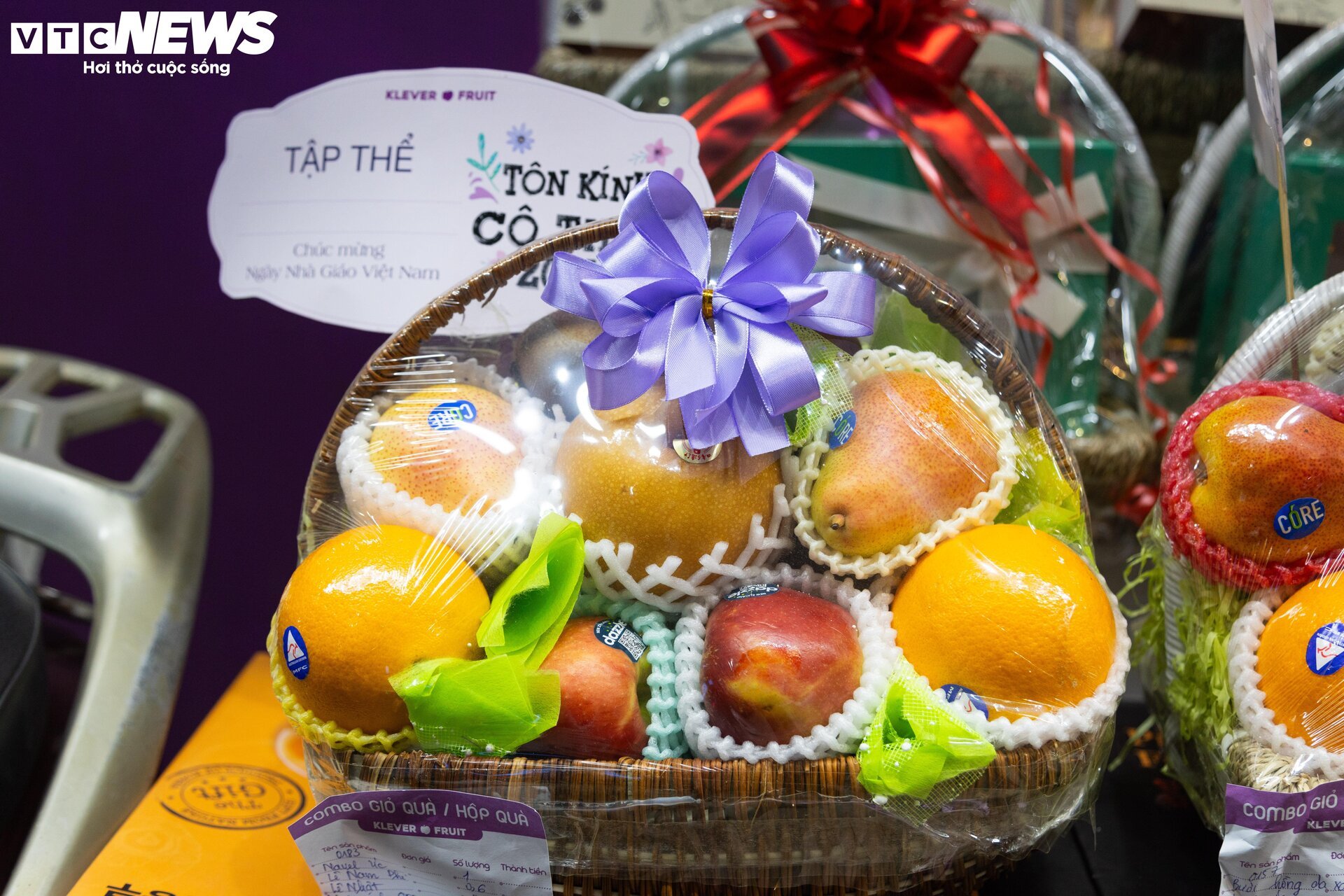 Giá hoa 20/11 tăng mạnh, nhiều cửa hàng vắng khách - Ảnh 12