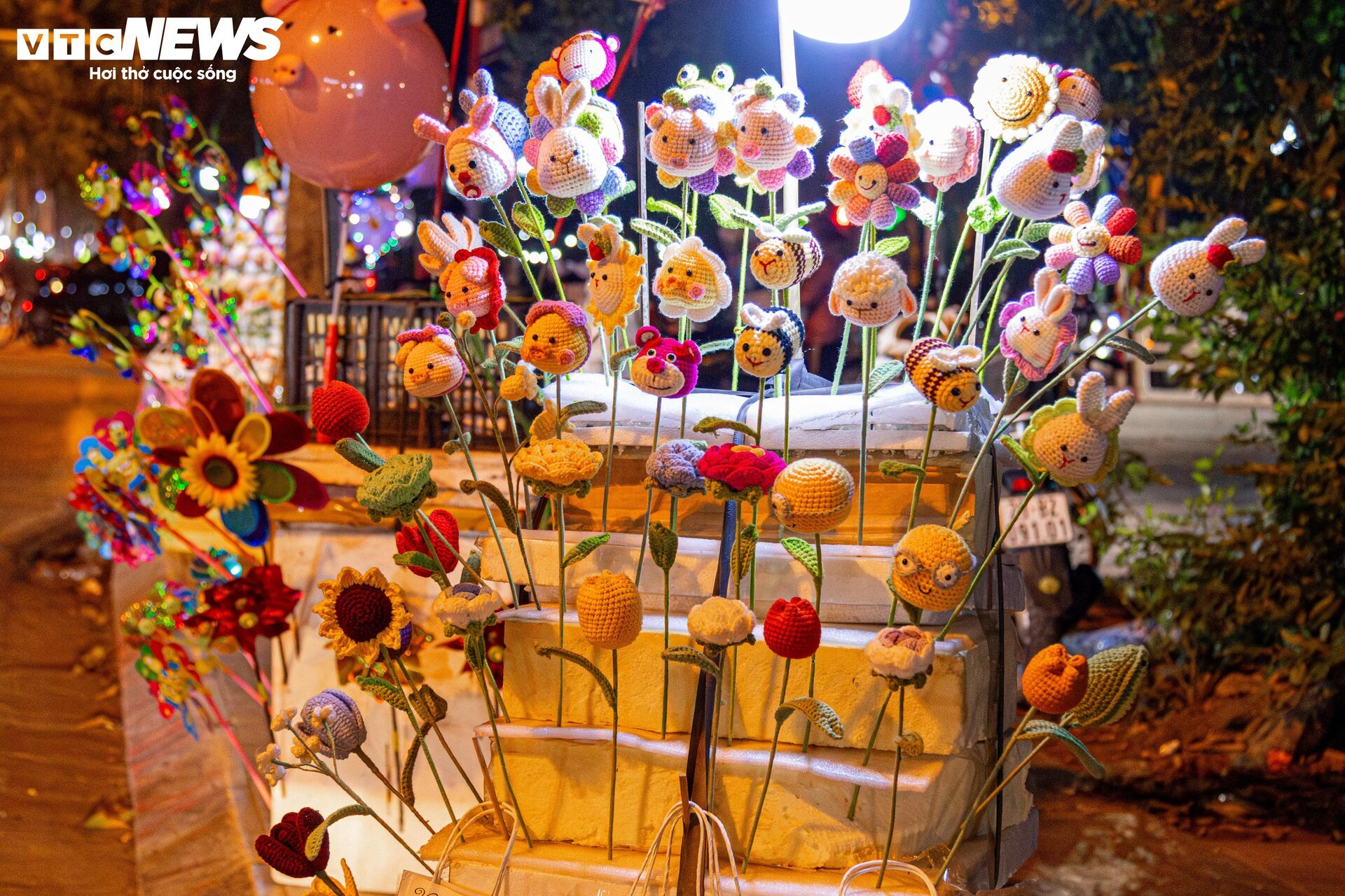 Giá hoa 20/11 tăng mạnh, nhiều cửa hàng vắng khách - Ảnh 19