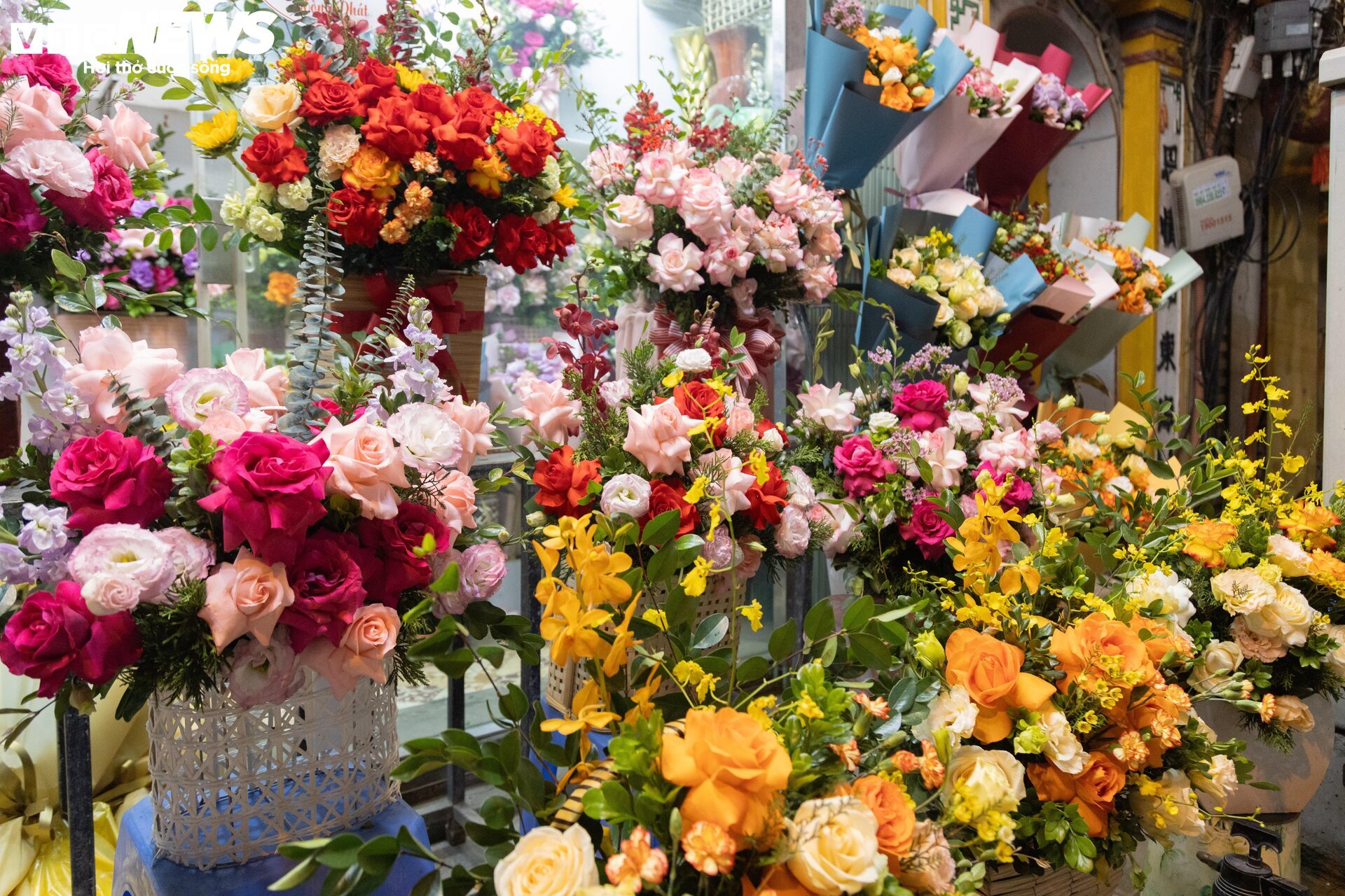 Giá hoa 20/11 tăng mạnh, nhiều cửa hàng vắng khách - Ảnh 7