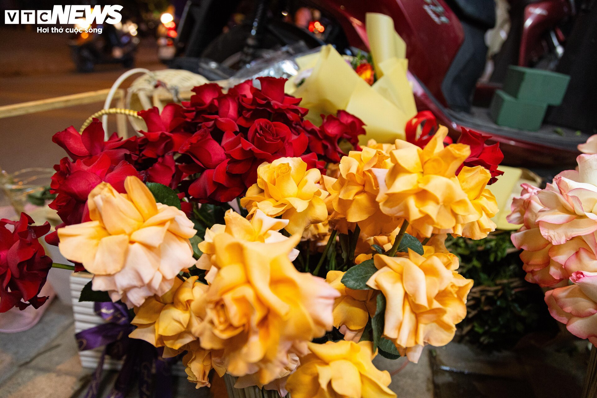 Giá hoa 20/11 tăng mạnh, nhiều cửa hàng vắng khách - Ảnh 4