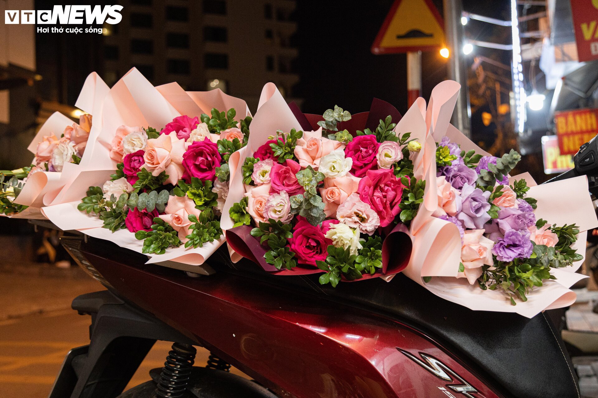 Giá hoa 20/11 tăng mạnh, nhiều cửa hàng vắng khách - Ảnh 6