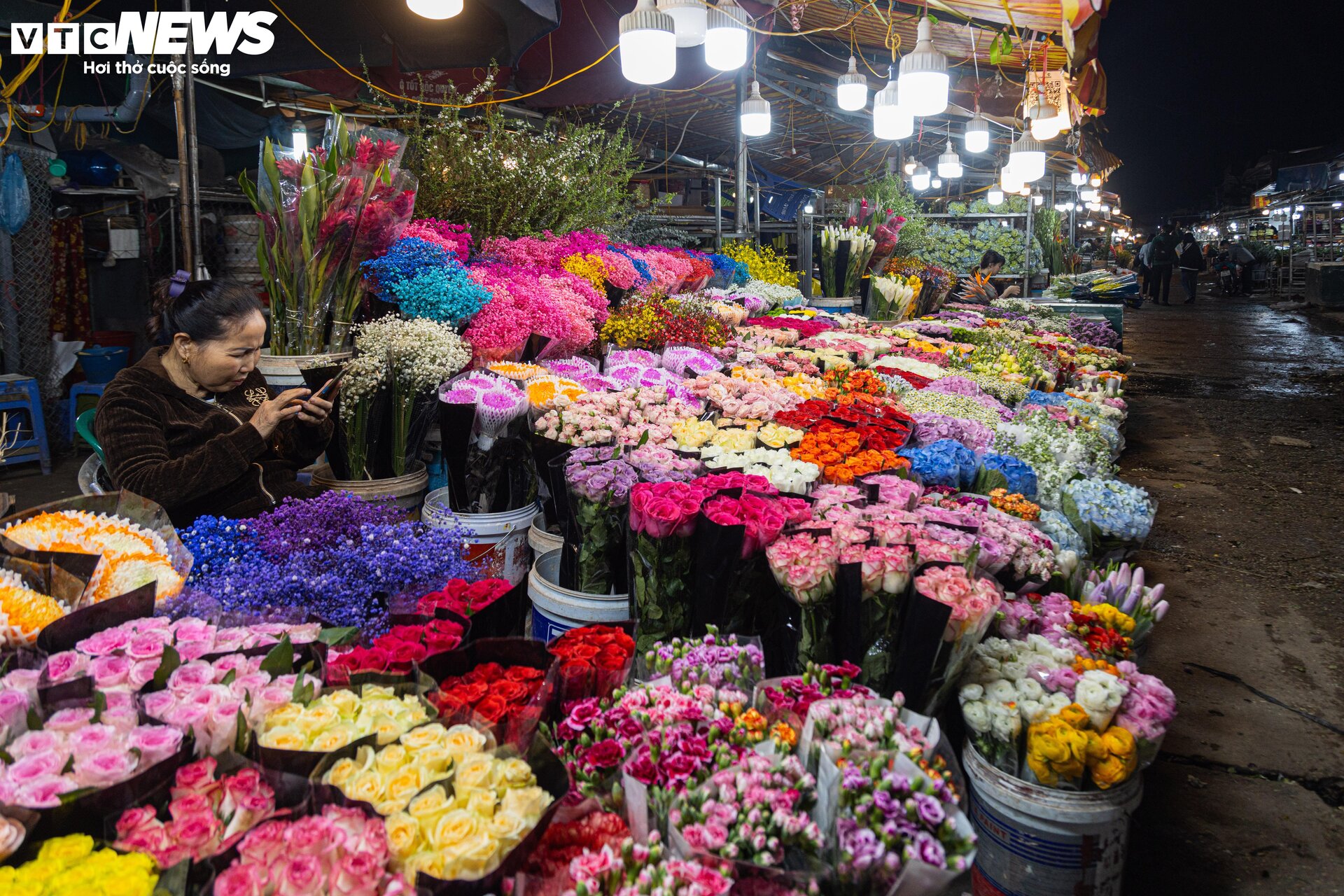 Giá hoa 20/11 tăng mạnh, nhiều cửa hàng vắng khách - Ảnh 8