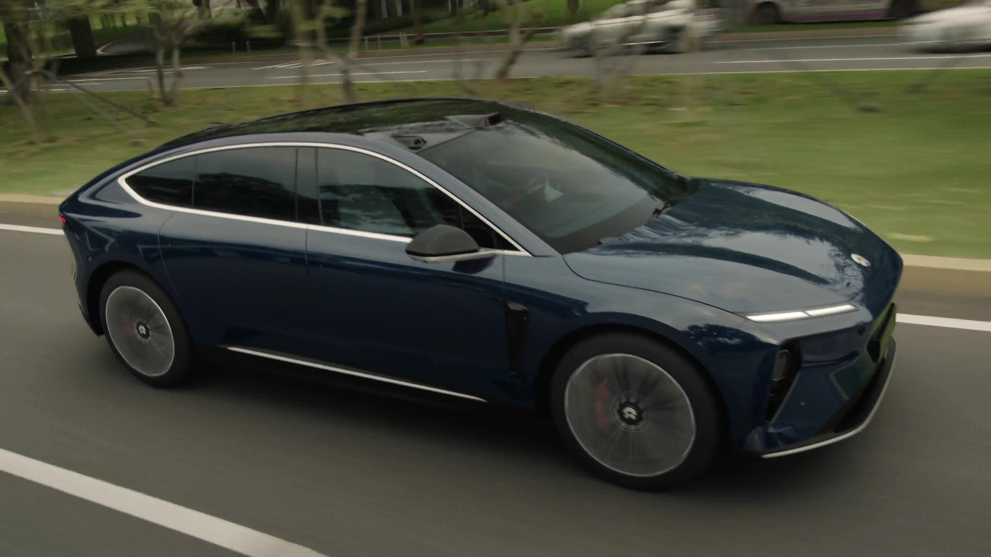 Hãng xe điện Trung Quốc khoe hệ thống treo xịn như Rolls-Royce, ly nước không rơi một giọt dù đi qua gờ giảm tốc - Ảnh 8