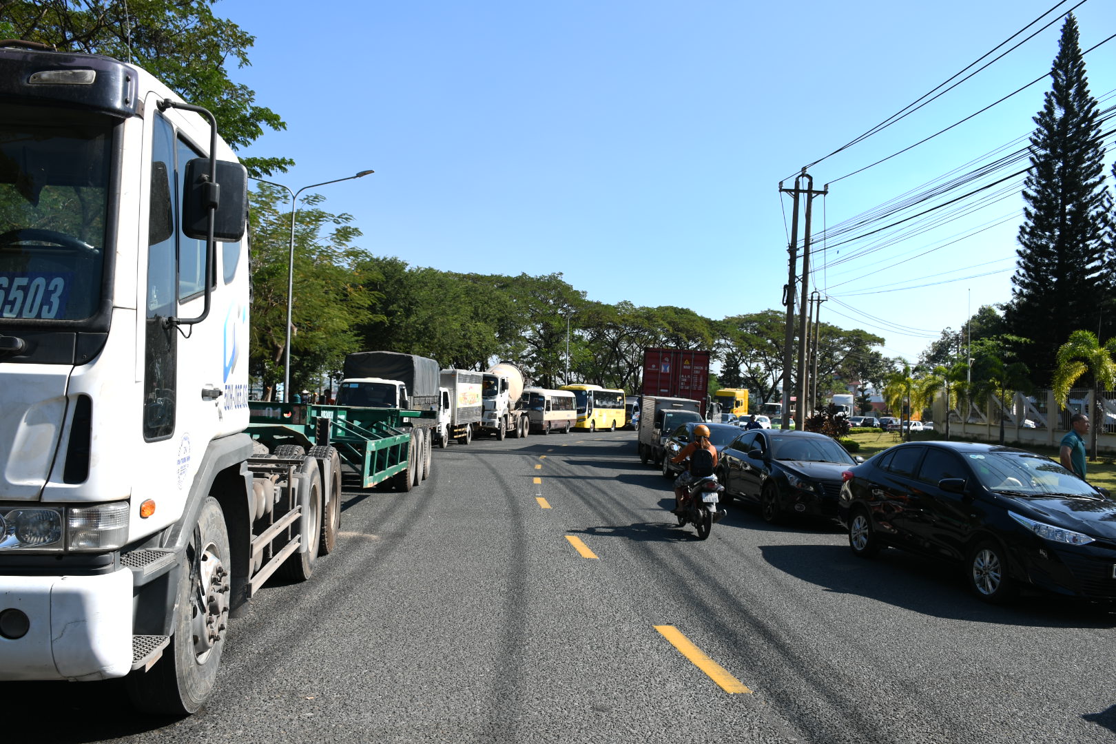 Đăng kiểm lại ùn tắc vì "xe nhiều, người ít" - Ảnh 1