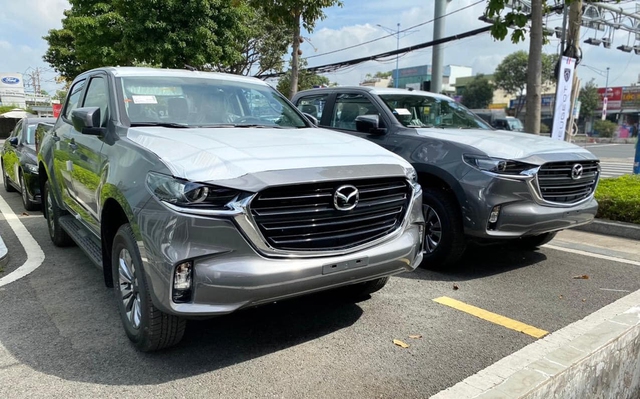 Mazda BT-50 bản 'base' giảm giá còn 529 triệu tại đại lý: Rẻ hơn hẳn Triton, Ranger, thêm lựa chọn cho dân kinh doanh vận tải - Ảnh 1