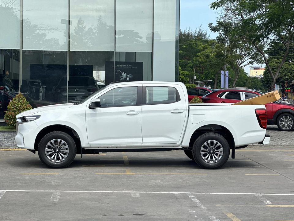 Mazda BT-50 bản 'base' giảm giá còn 529 triệu tại đại lý: Rẻ hơn hẳn Triton, Ranger, thêm lựa chọn cho dân kinh doanh vận tải - Ảnh 3