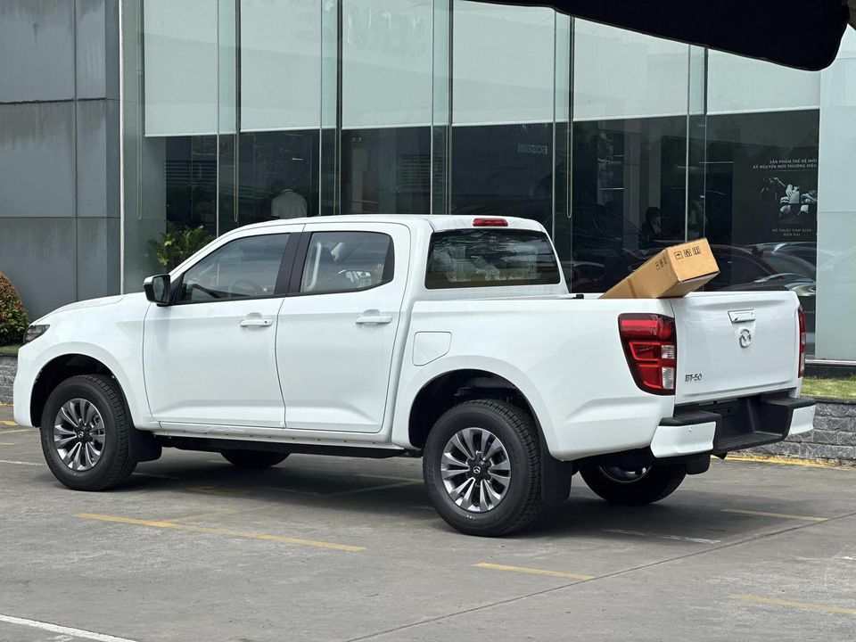 Mazda BT-50 bản 'base' giảm giá còn 529 triệu tại đại lý: Rẻ hơn hẳn Triton, Ranger, thêm lựa chọn cho dân kinh doanh vận tải - Ảnh 4