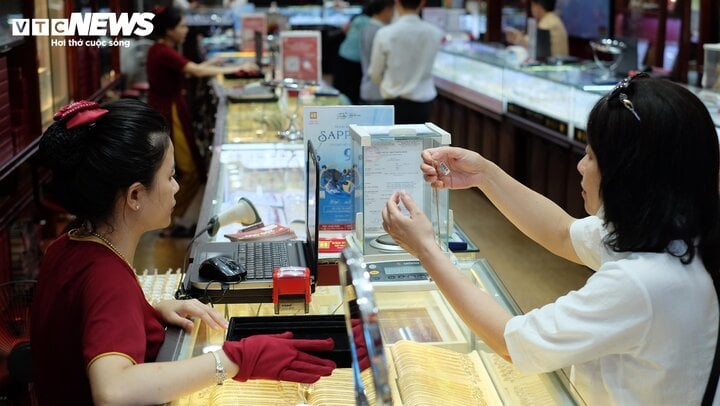 Giá vàng cao ngất, dịch vụ cho thuê trang sức cưới 'lên ngôi' - Ảnh 1