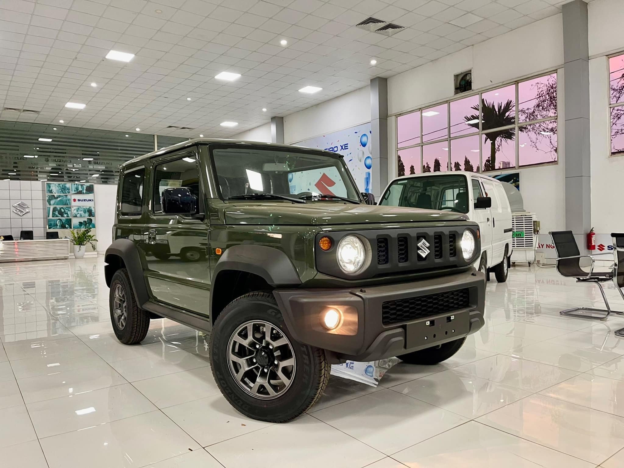 Suzuki Việt Nam xác nhận sắp bán Jimny: Xe trưng bày ồ ạt về đại lý, giá dự kiến mới từ 800 triệu - Ảnh 2