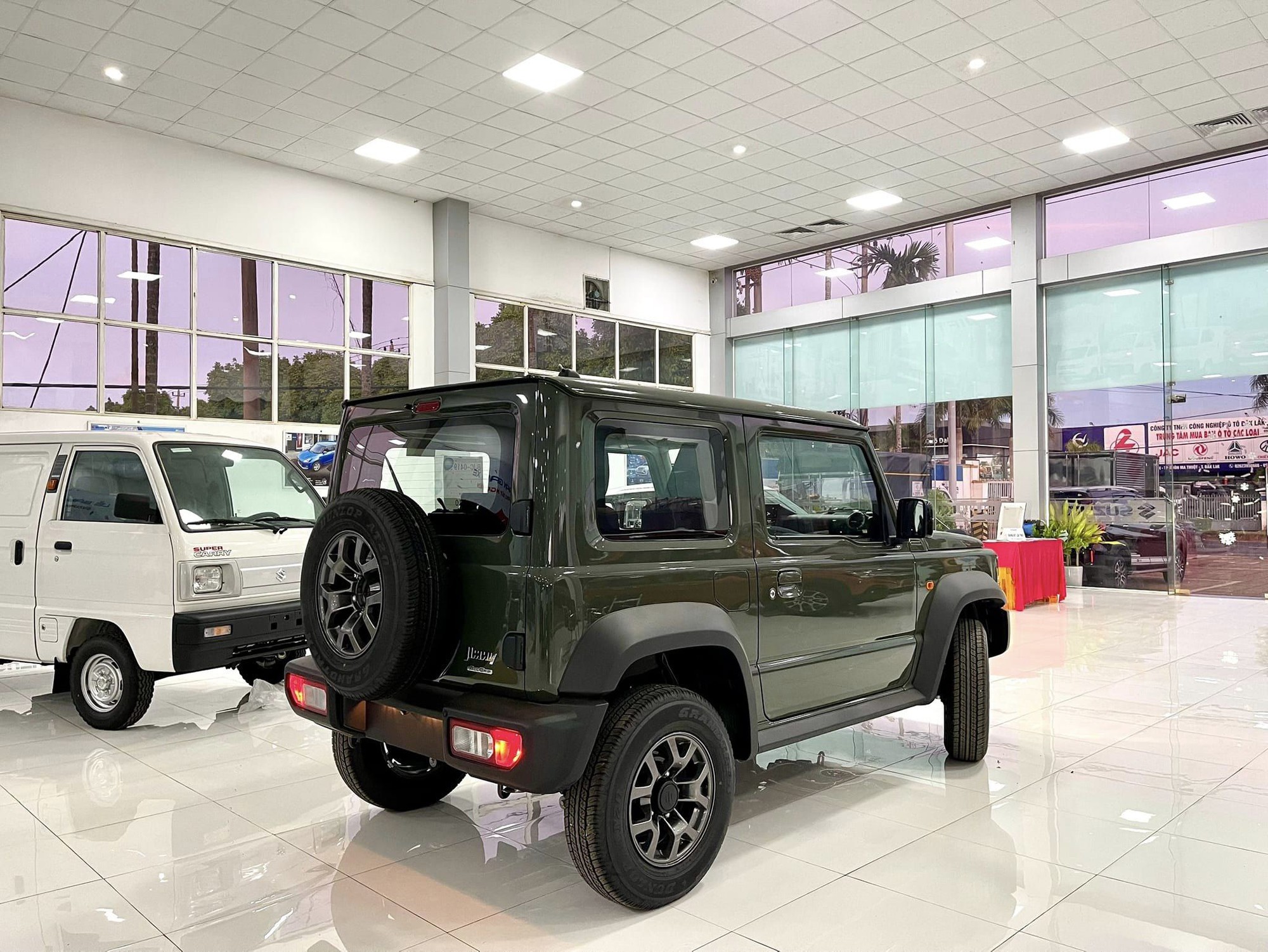 Suzuki Việt Nam xác nhận sắp bán Jimny: Xe trưng bày ồ ạt về đại lý, giá dự kiến mới từ 800 triệu - Ảnh 4