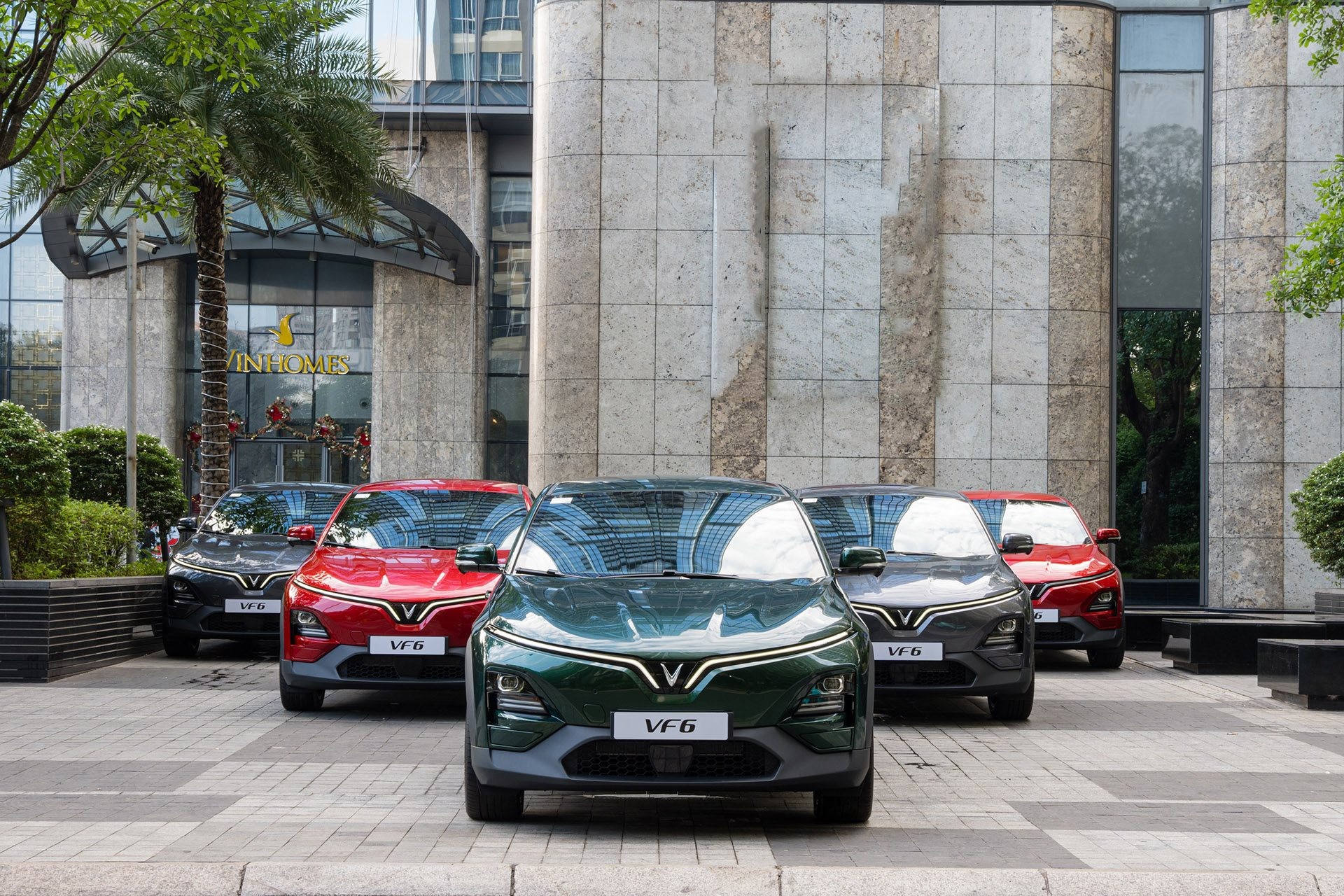 VinFast bàn giao lô xe VF 6 đầu tiên cho khách hàng - Ảnh 1