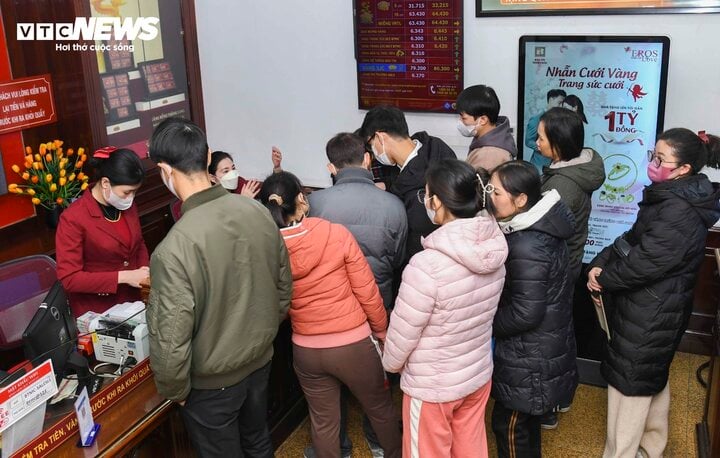 Hà Nội: Giá vàng leo đỉnh, dân đổ xô đi bán - Ảnh 7