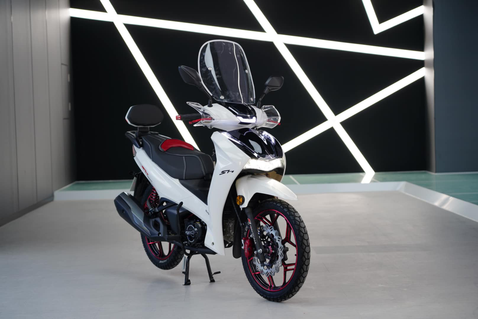 Cũng tên SH, đầu giống SH nhưng chiếc xe có giá quy đổi 60 triệu đồng này dùng động cơ 50cc, số như Wave - Ảnh 19