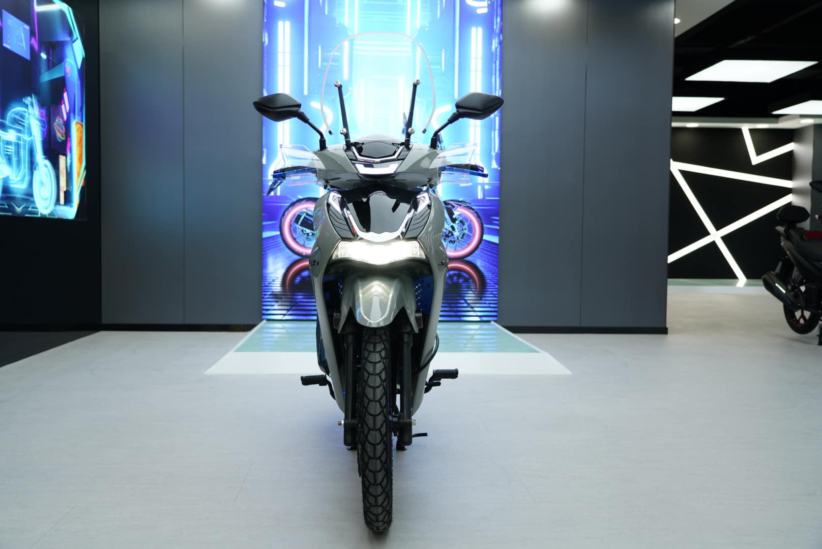 Cũng tên SH, đầu giống SH nhưng chiếc xe có giá quy đổi 60 triệu đồng này dùng động cơ 50cc, số như Wave - Ảnh 16