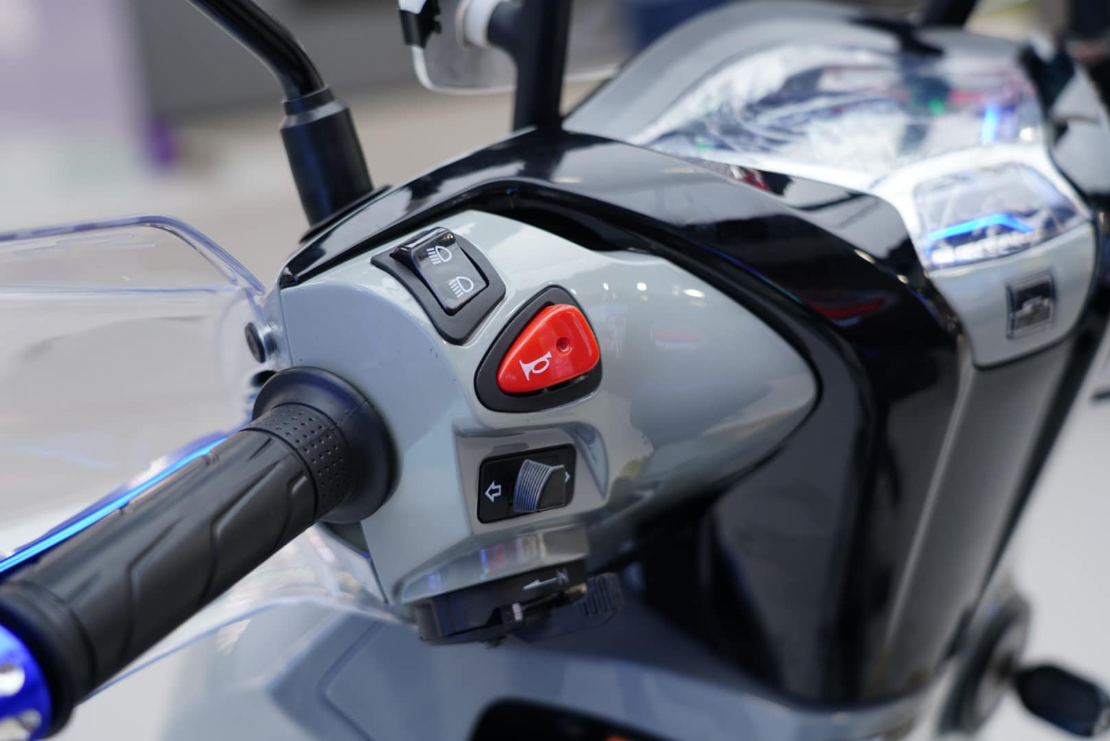 Cũng tên SH, đầu giống SH nhưng chiếc xe có giá quy đổi 60 triệu đồng này dùng động cơ 50cc, số như Wave - Ảnh 9