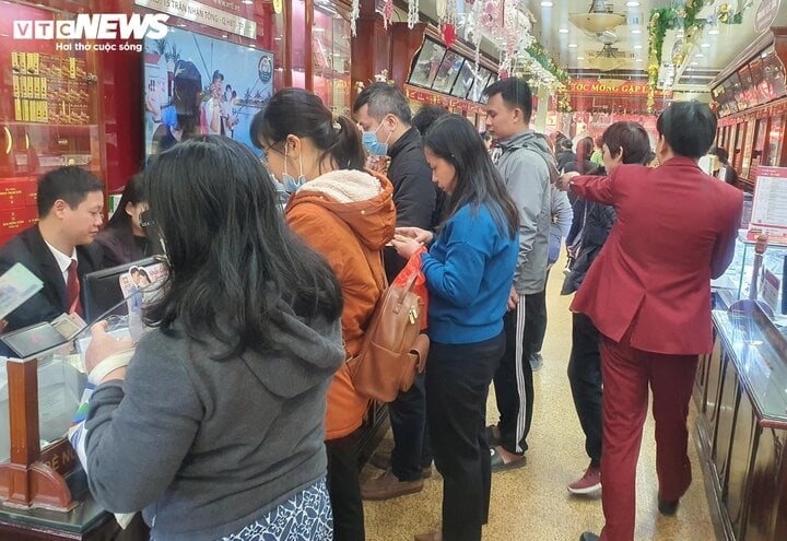 Hà Nội: Giá vàng leo đỉnh, dân đổ xô đi bán - Ảnh 6