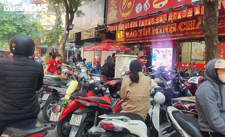 Hà Nội: Giá vàng leo đỉnh, dân đổ xô đi bán - Ảnh 5