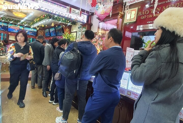 Hà Nội: Giá vàng leo đỉnh, dân đổ xô đi bán - Ảnh 1