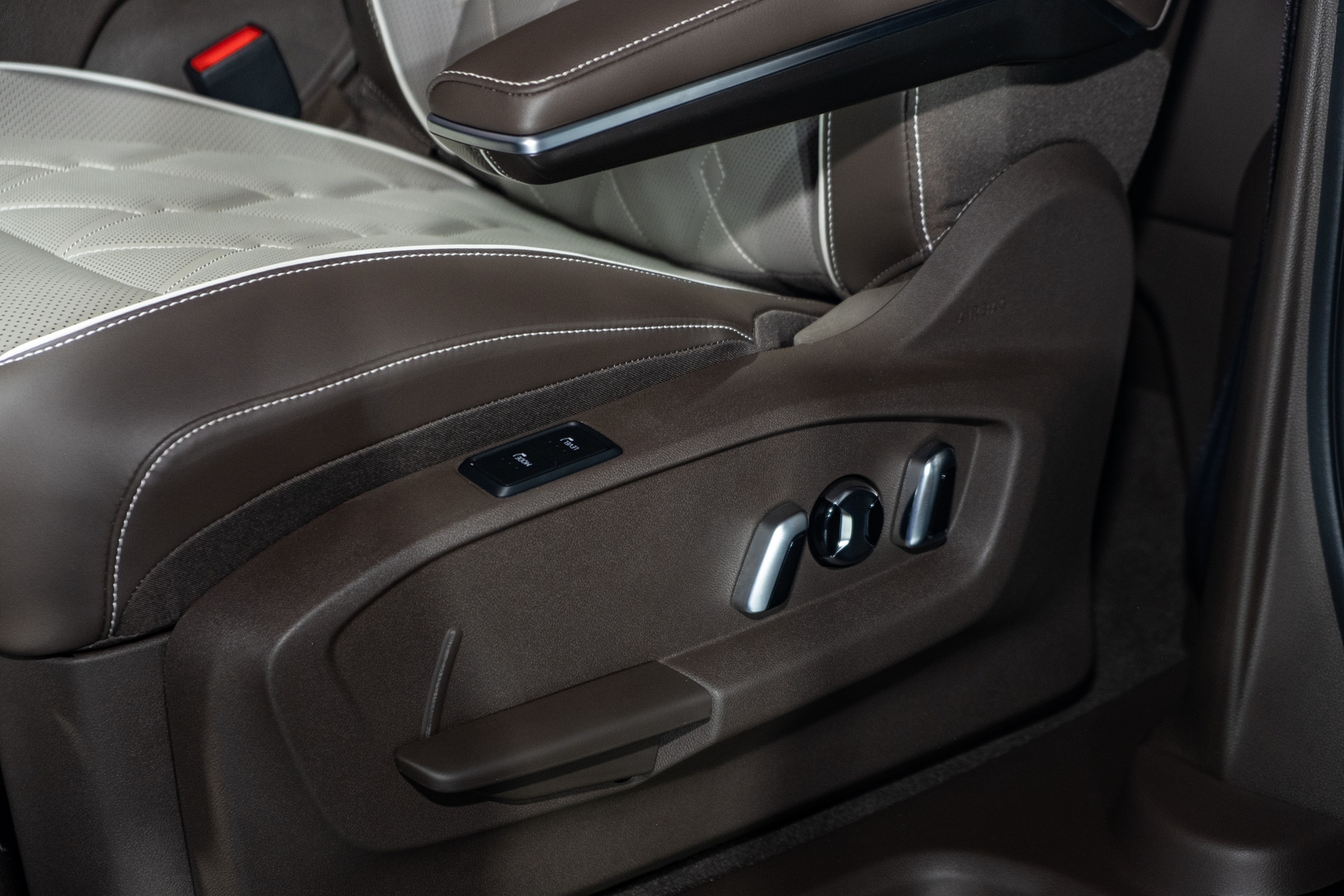 Ảnh thực tế VW Viloran Luxury vừa ra mắt VN: Đắt hơn bản thấp gần 200 triệu nhưng hàng ghế sau chuẩn thương gia - Ảnh 20